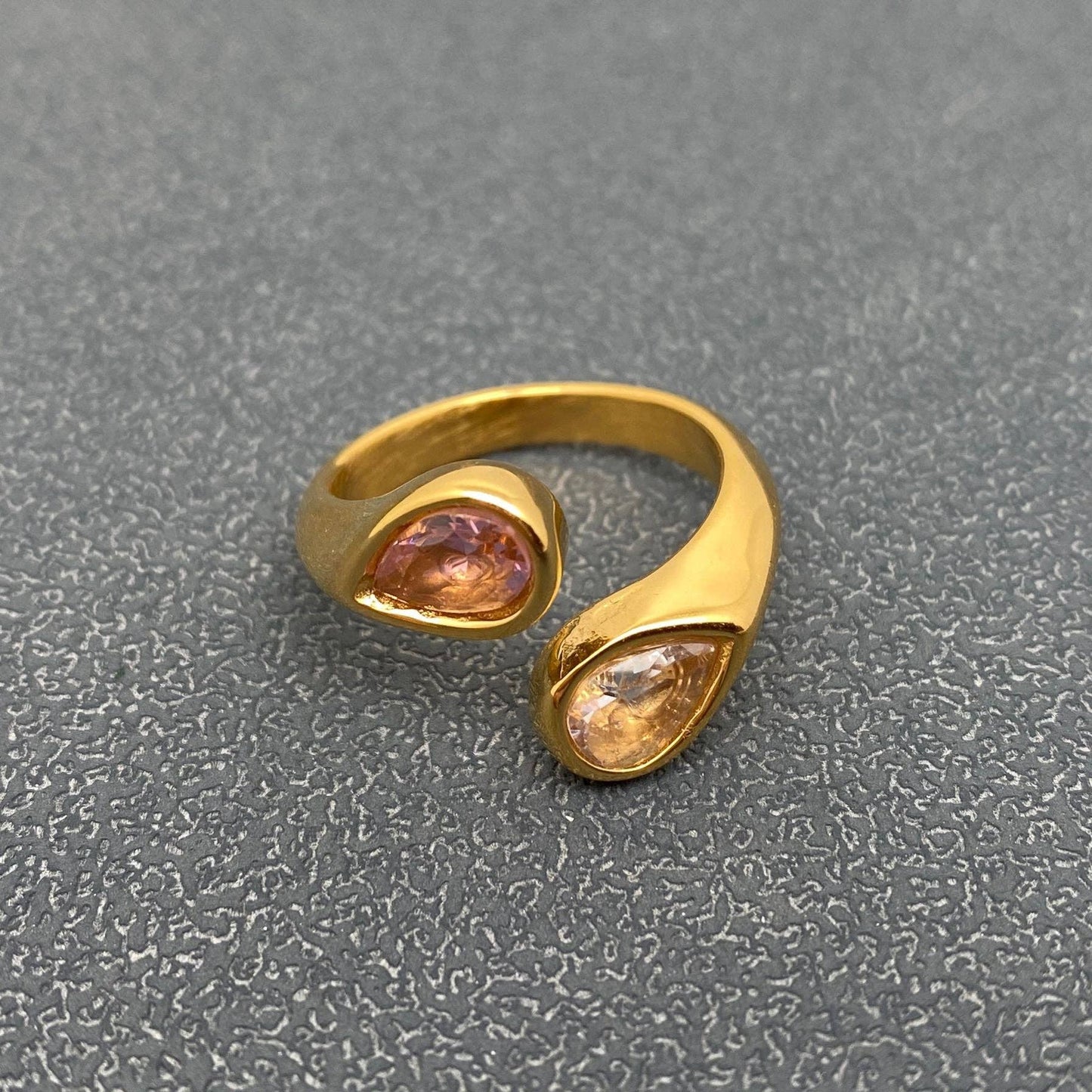 Zweifarbiger Ring aus 18 Karat vergoldetem Edelstahl mit Zirkonia Steinen