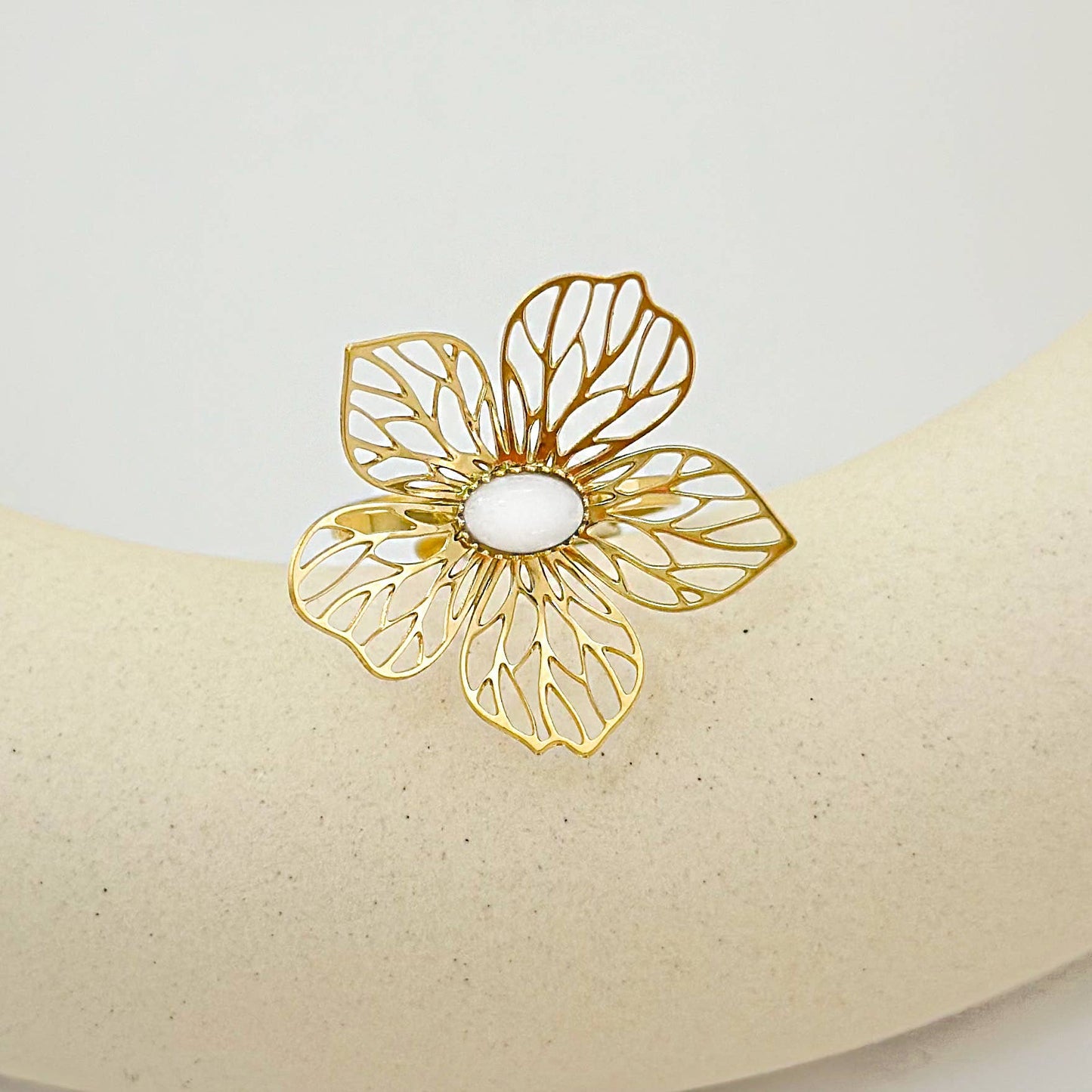 Blumenring aus Gold mit weißem Stein