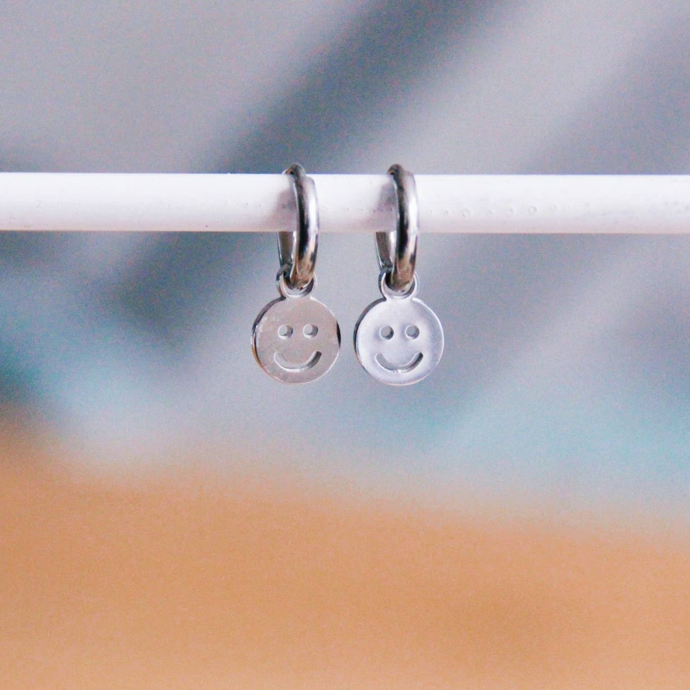 Hoops aus Edelstahl mit Smile-Gesicht