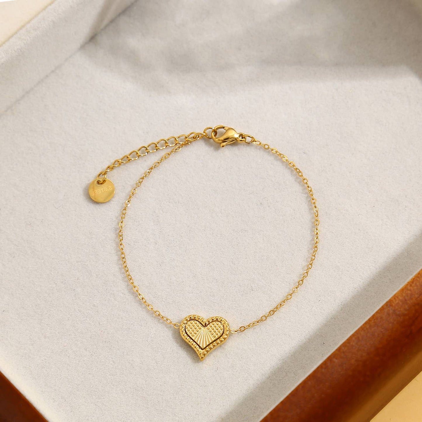 Goldenes Herzkettenarmband