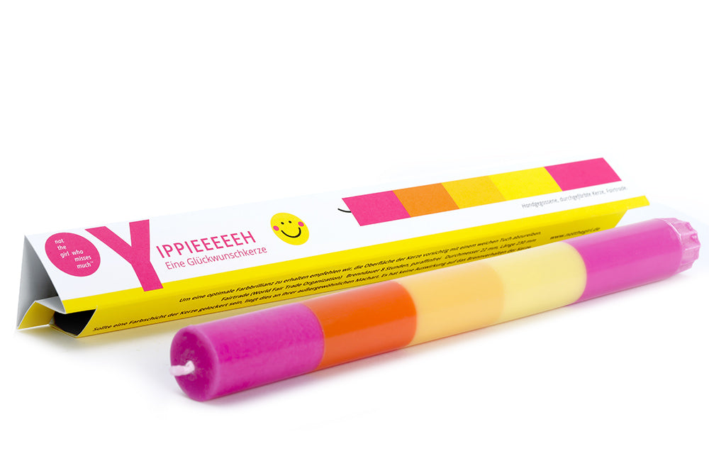 Bunte Glückwunschkerze Yippieh mit farbiger Verpackung – vegan & fair produziert