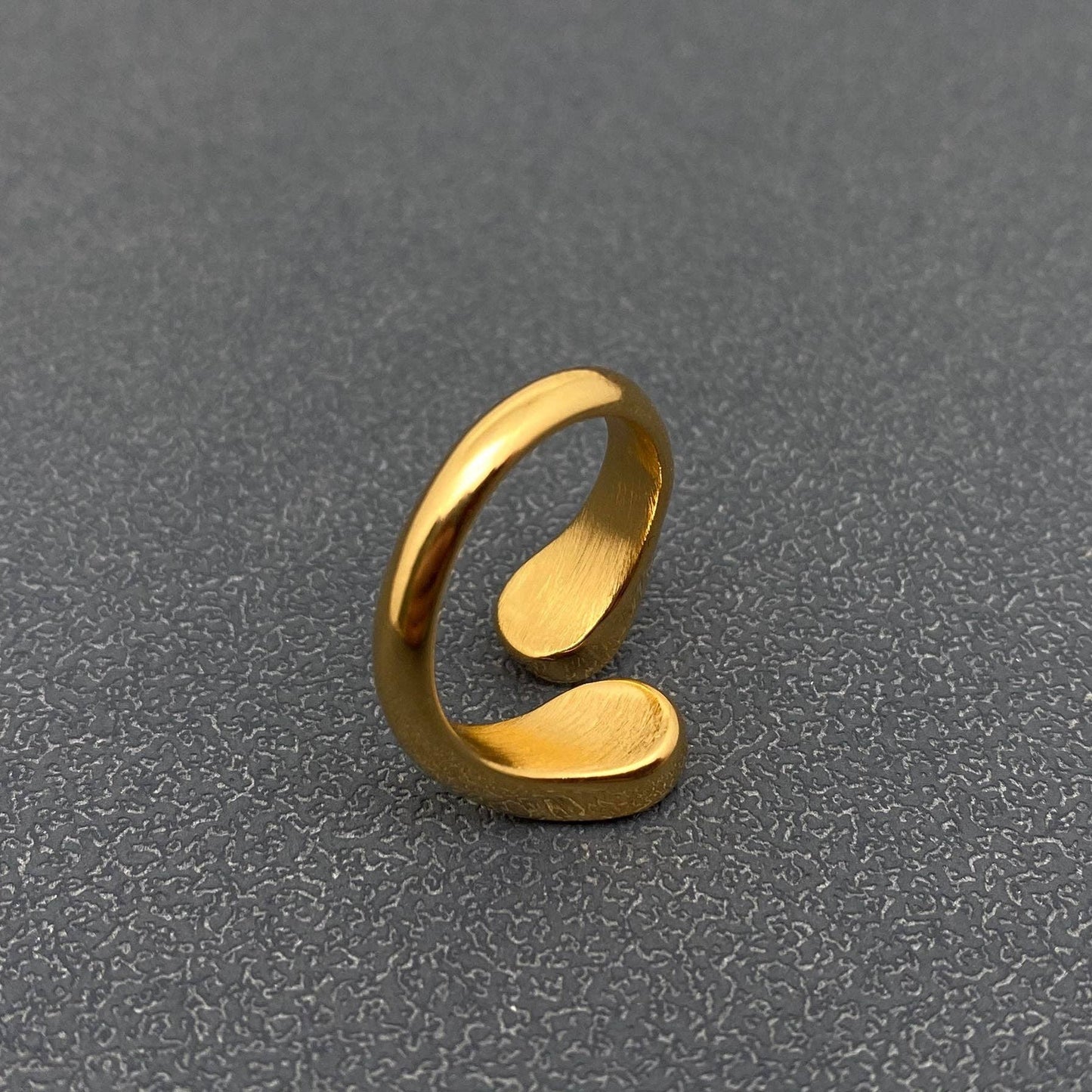 Zweifarbiger Ring aus 18 Karat vergoldetem Edelstahl mit Zirkonia Steinen