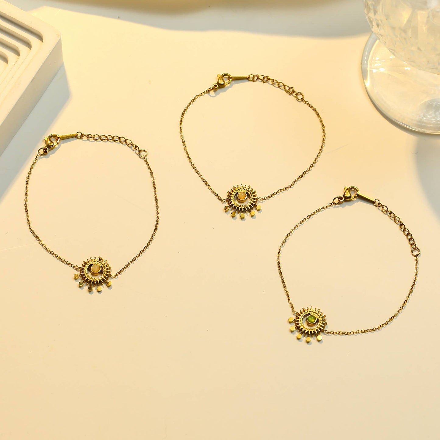 Goldenes Armband mit grüner Steinsonne