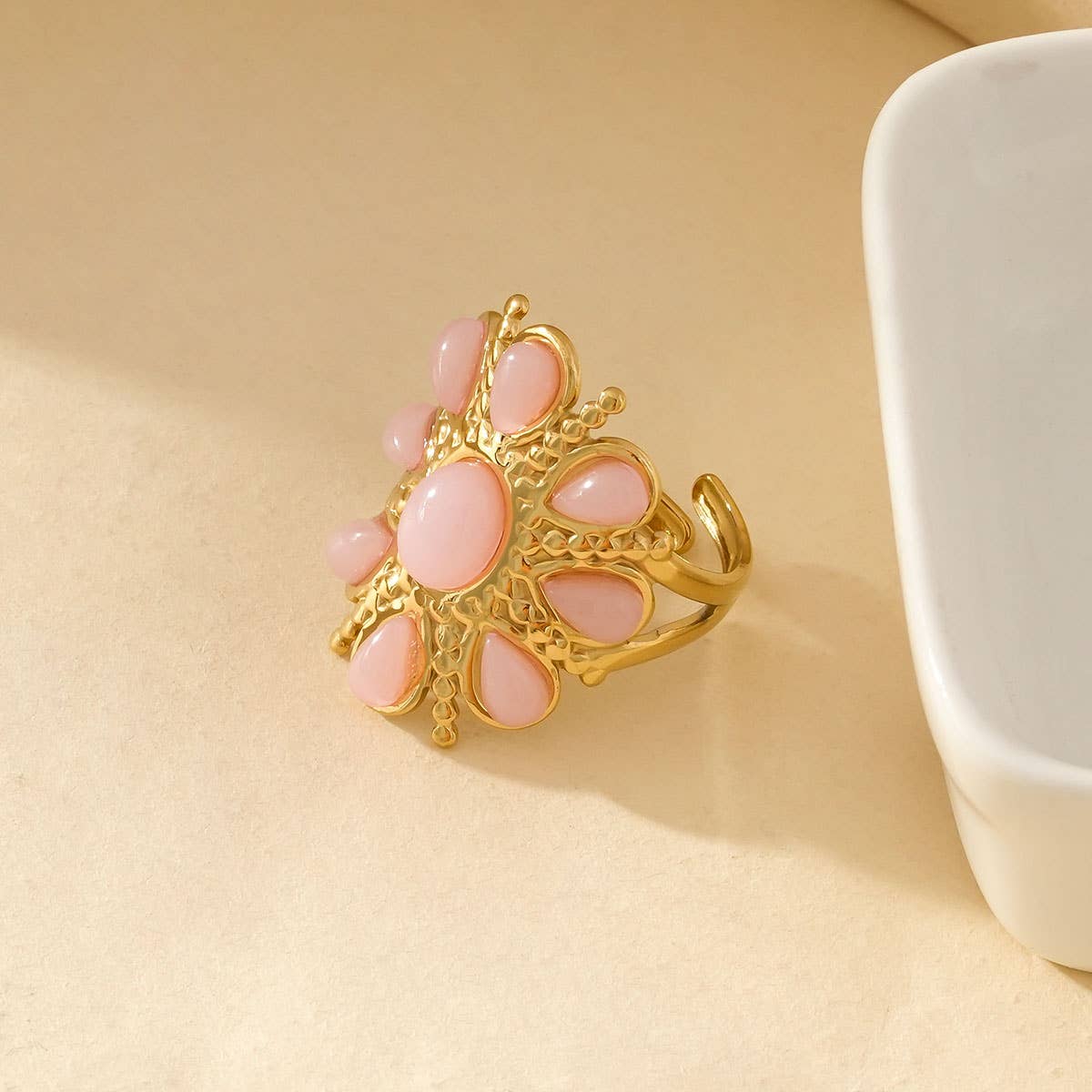 Vergoldeter Ring mit rosa Steinen