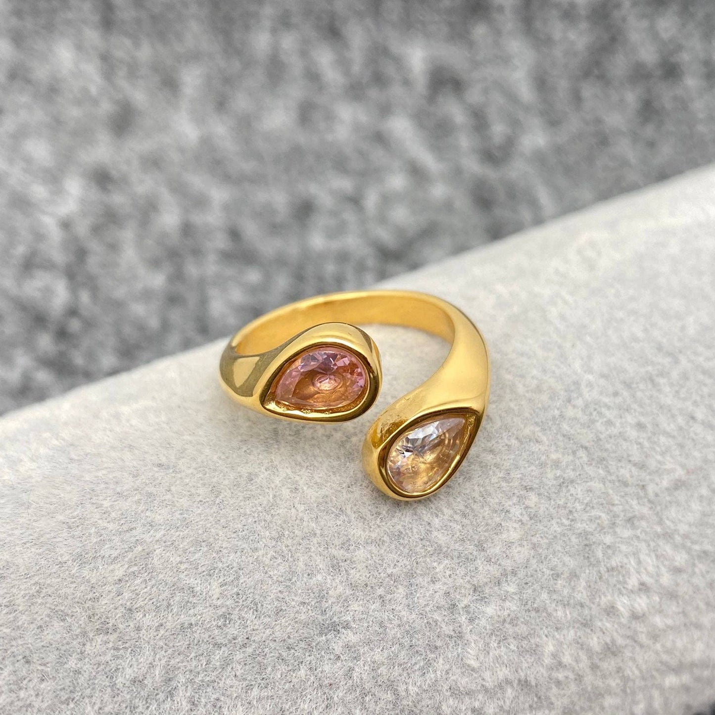 Zweifarbiger Ring aus 18 Karat vergoldetem Edelstahl mit Zirkonia Steinen