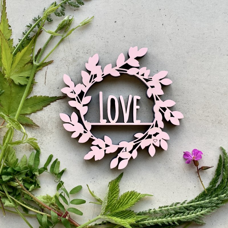 Schriftzug LOVE im Kranz altrosa