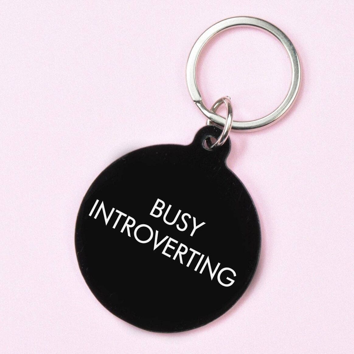 Schlüsselanhänger "Busy introverting"