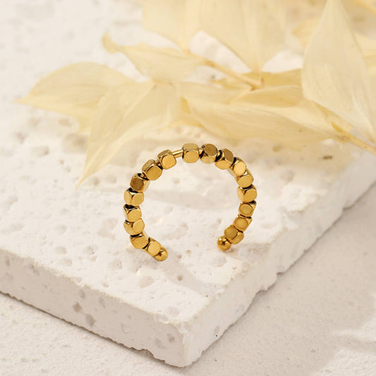 Ring aus Goldwürfeln