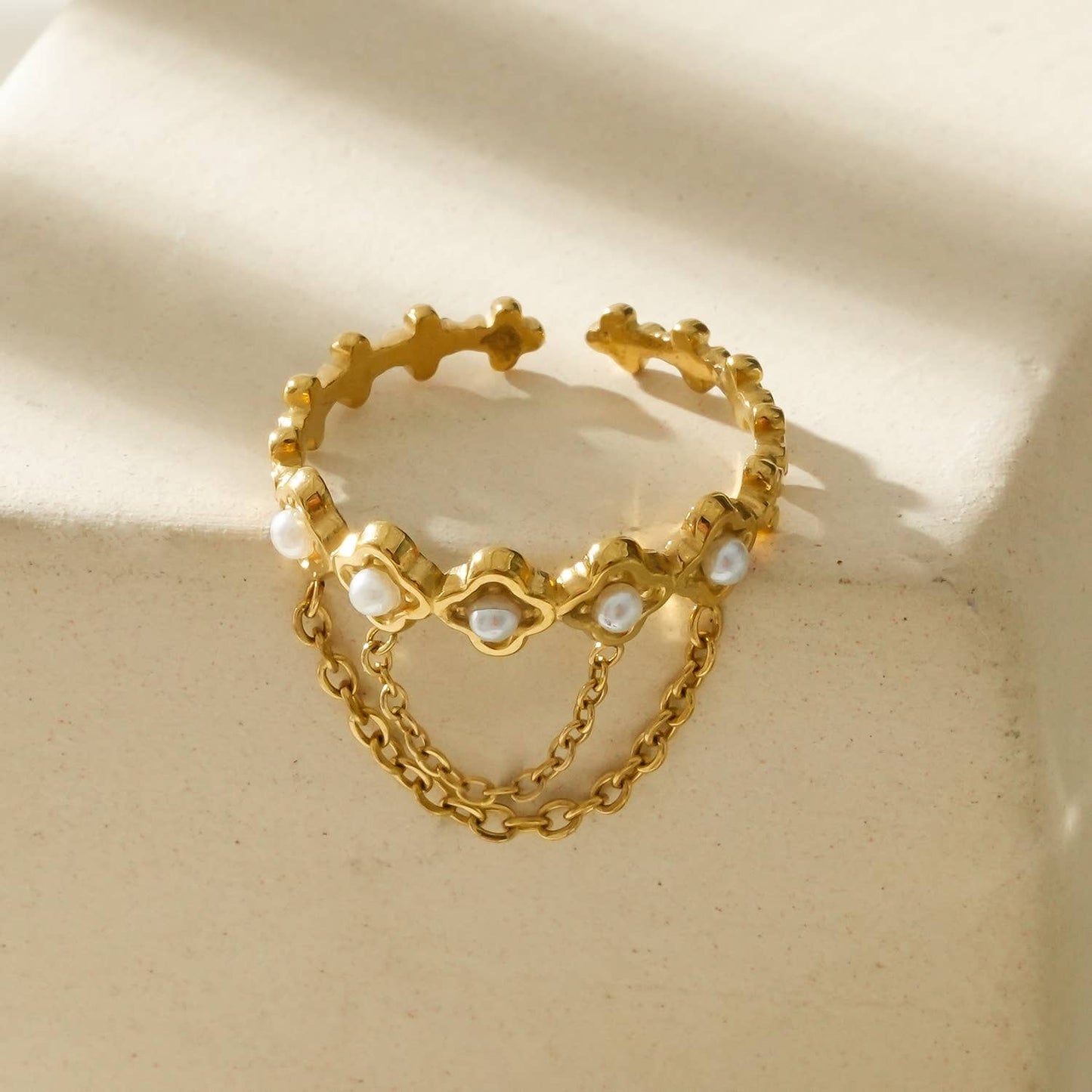 Vergoldeter Ring mit Perlen