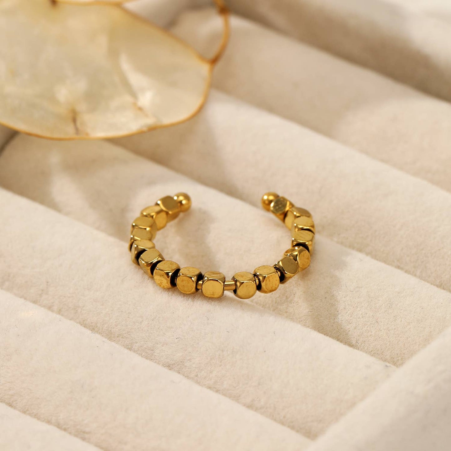 Ring aus Goldwürfeln