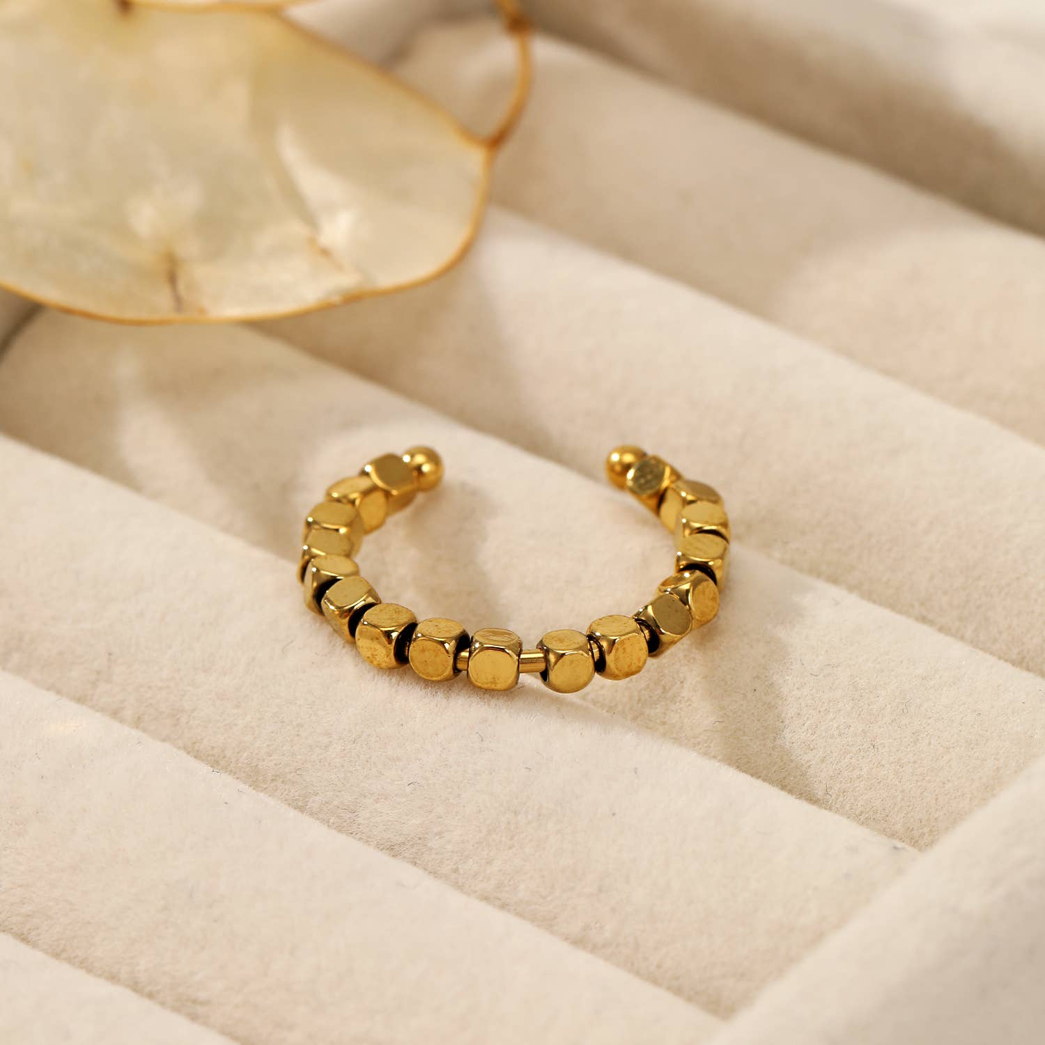 Ring aus Goldwürfeln