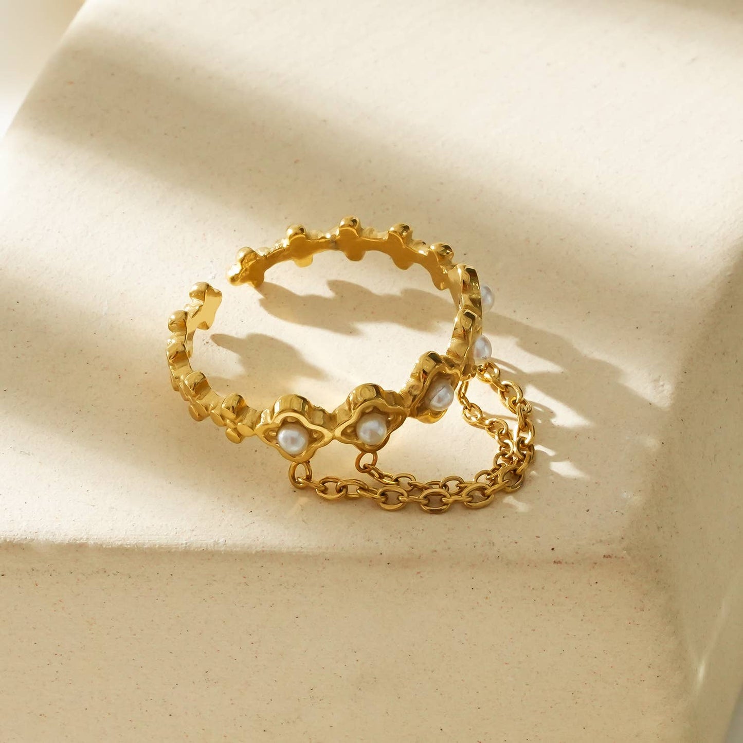 Vergoldeter Ring mit Perlen