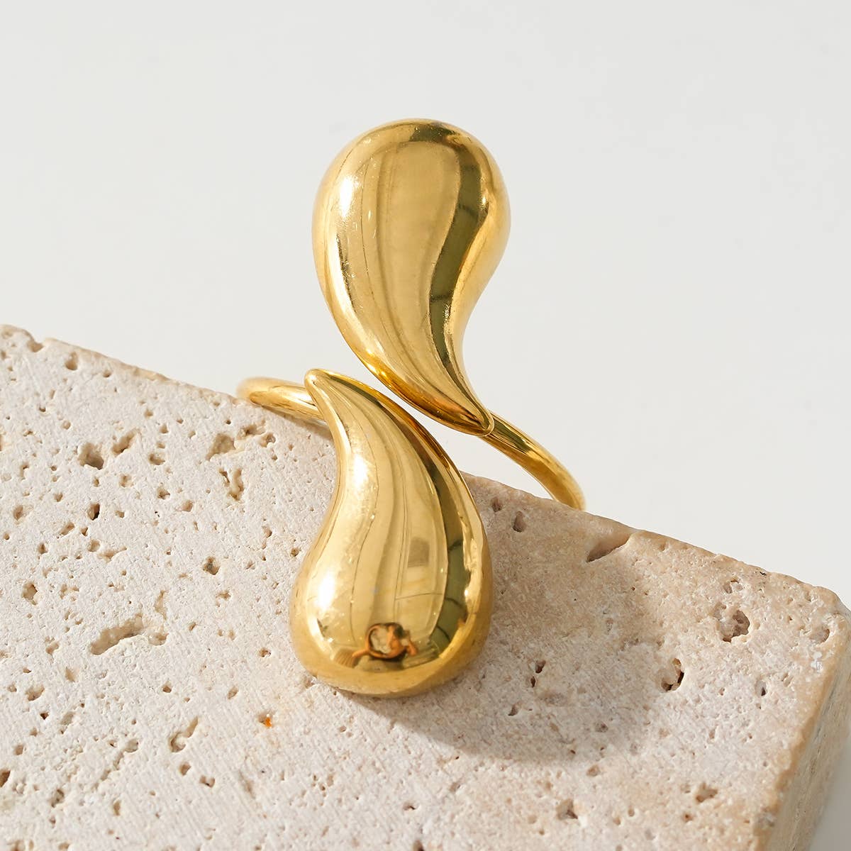 Goldring mit dicken Tropfen