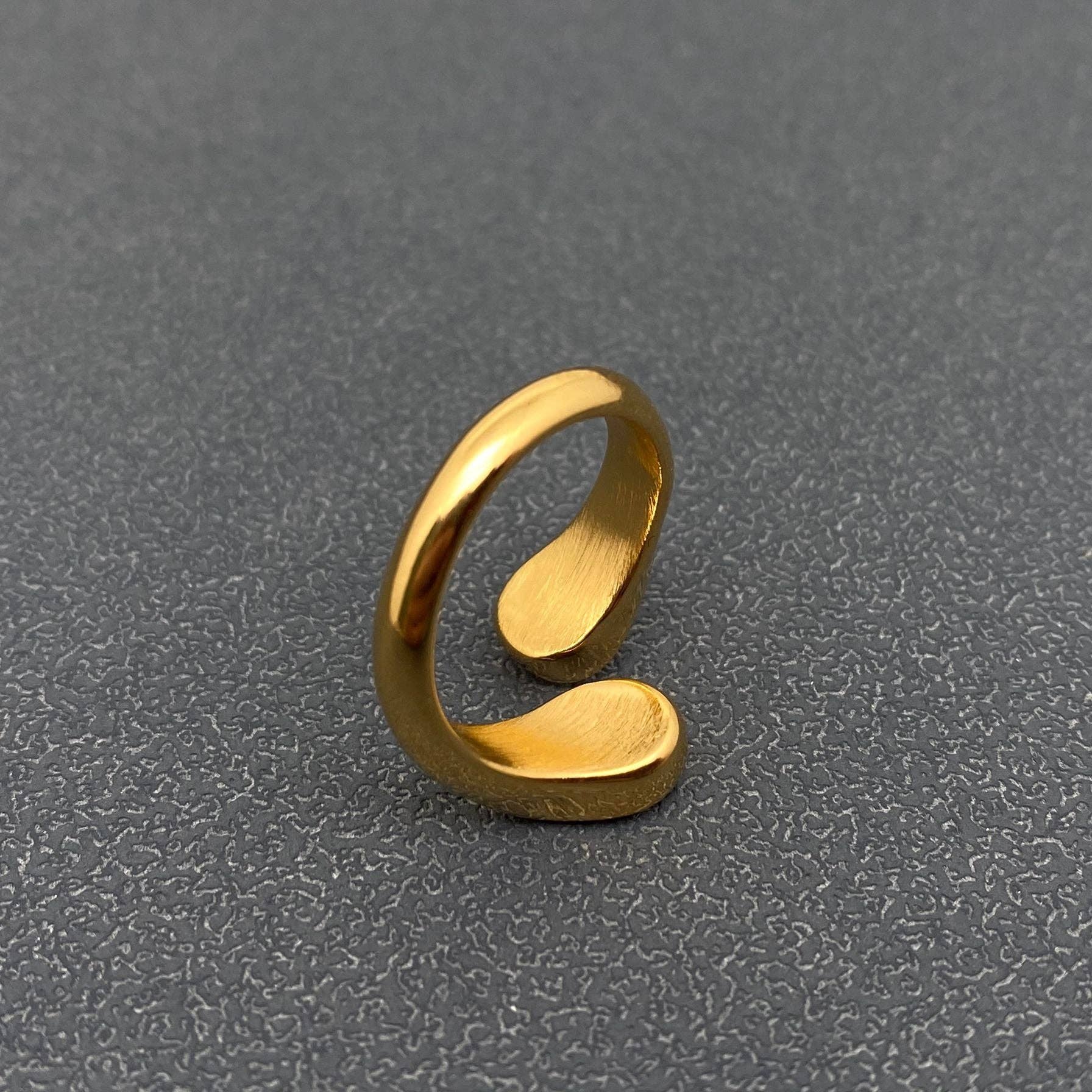 Zweifarbiger Ring aus 18 Karat vergoldetem Edelstahl mit Zirkonia Steinen