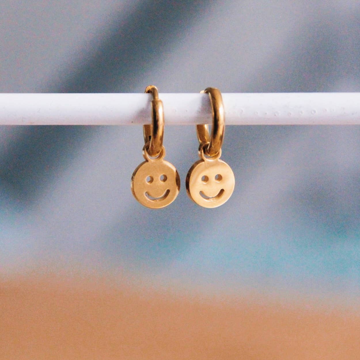 Hoops aus Edelstahl mit Smile-Gesicht | vergoldet