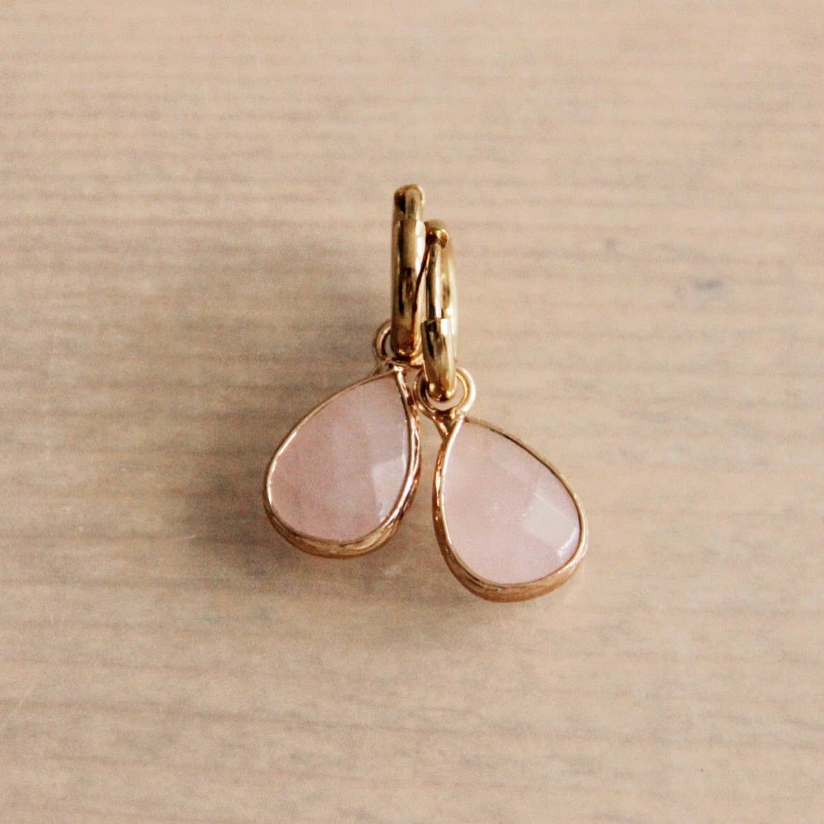 Kreolen mit tropfenförmigem Naturstein | Gold/Rosa