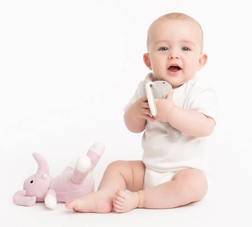Bio-Rassel — Gelbe Giraffe (in Geschenkbox)