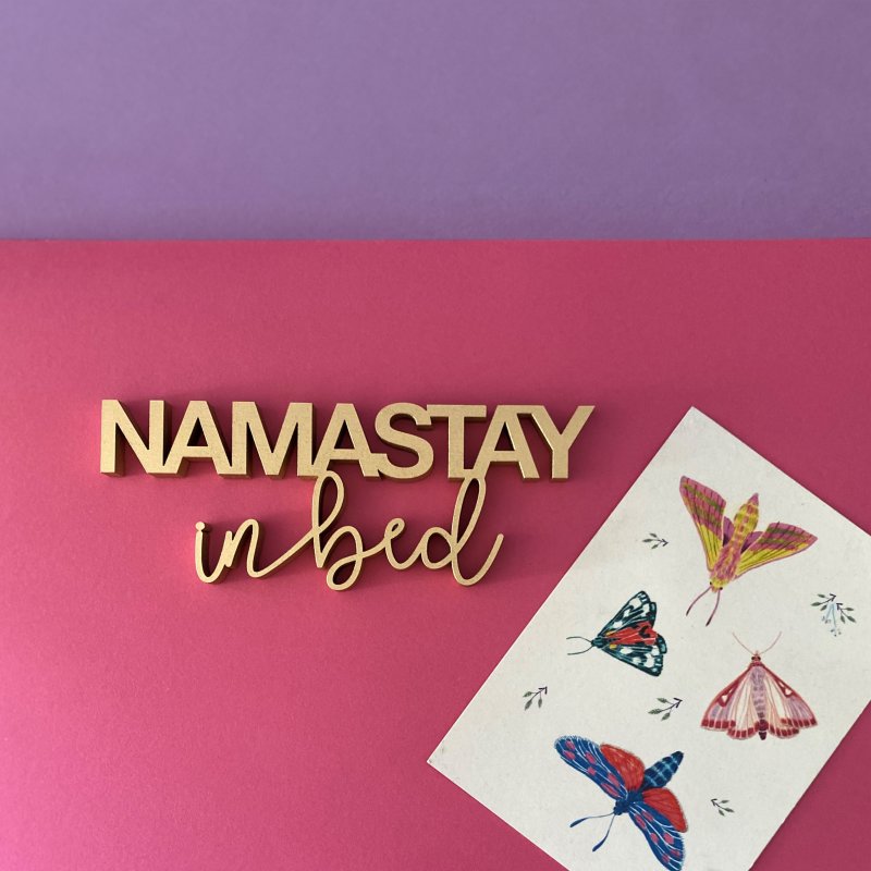 Schriftzug "Namastay in bed"