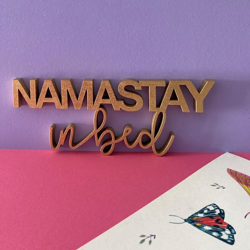 Schriftzug "Namastay in bed"