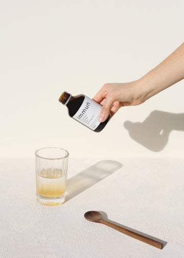 flasche mit glas, biogetränk, kräutergetränk